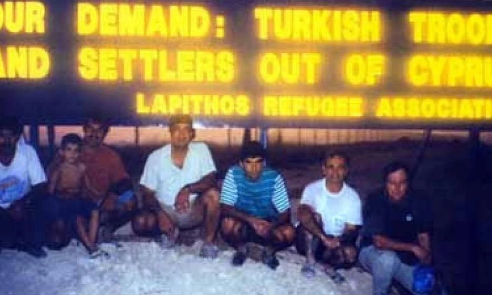 Κύπρος: Κατέστρεψαν αντικατοχική πινακίδα 26 ετών εν μέσω καραντίνας!